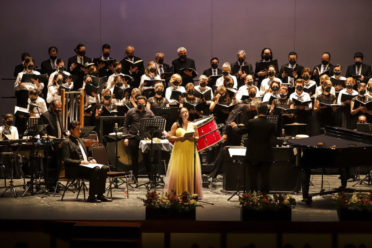 Asiste Luis Nava a la presentación de «Carmina Burana» como parte del Festival «Diálogos Urbanos»
