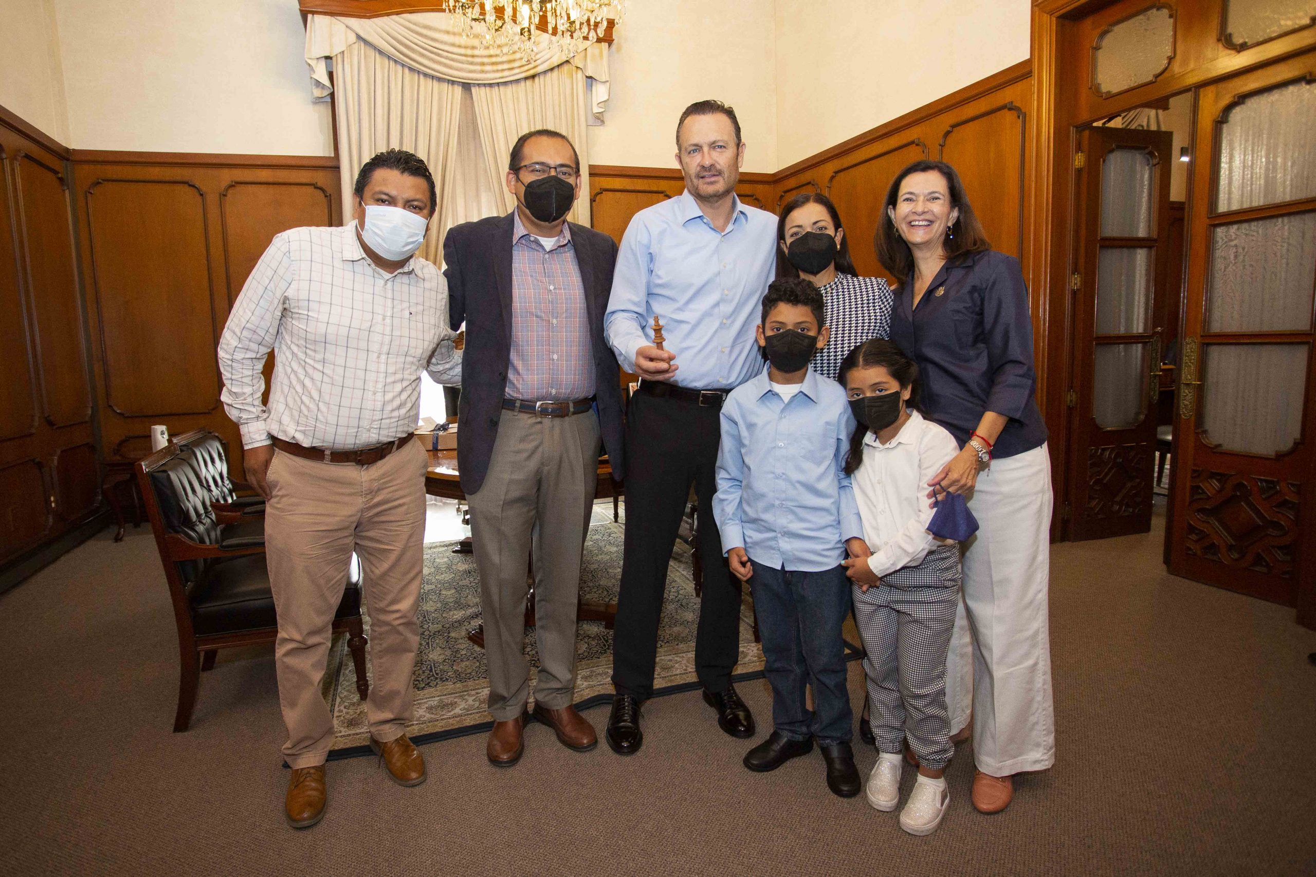 Recibe Gobernador a joven subcampeón mundial de ajedrez