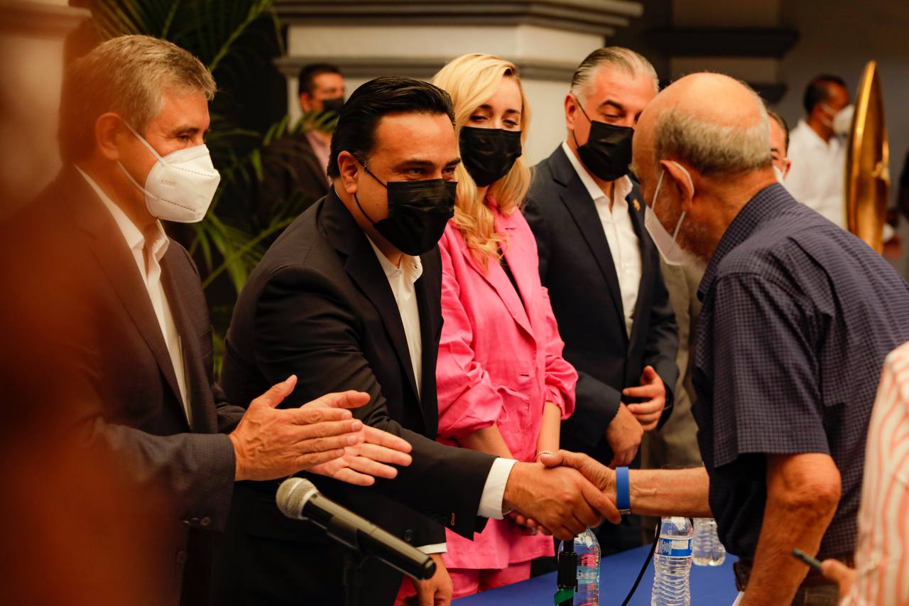 Luis Nava coloca el primer brazalete del programa «De la Mano por tu Seguridad» en el Municipio de Cuernavaca