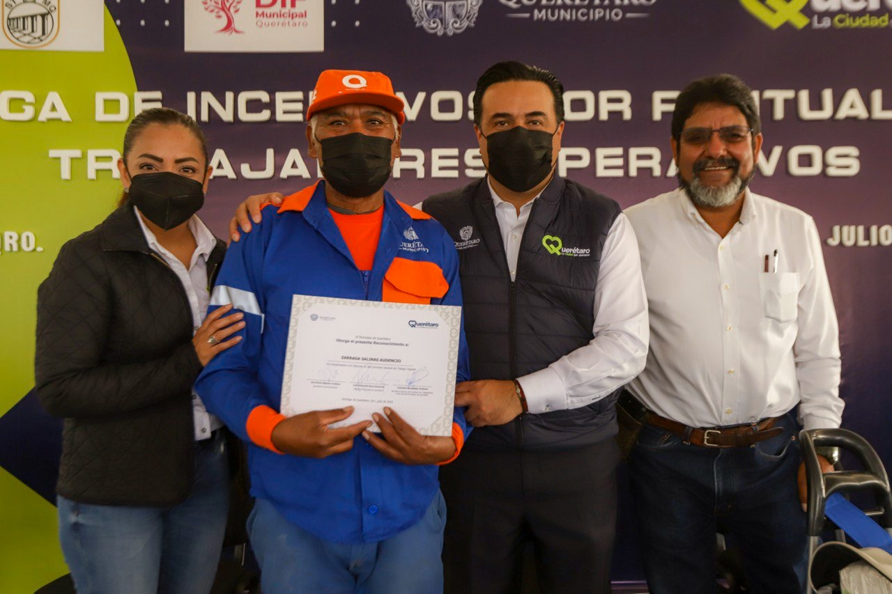 Municipio de Querétaro entrega incentivos por puntualidad a trabajadores operativos