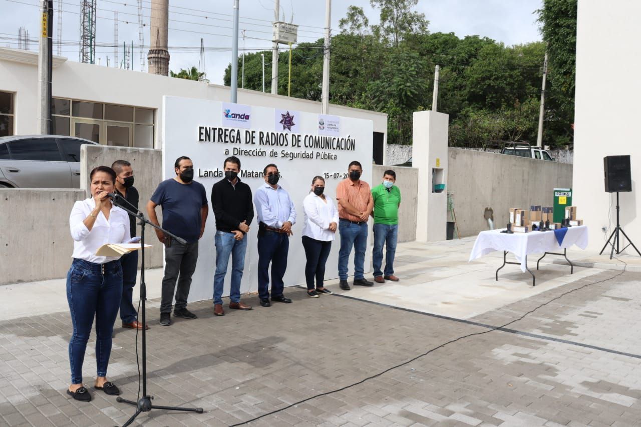 Marina Ponce entrega radios de comunicación a Seguridad Pública.