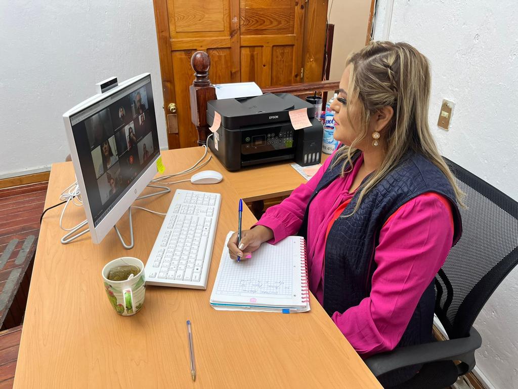 Lupita Ramírez sostiene reunión virtual con personal de SESEQ para fortalecer trabajos de la Red de Municipios por la Salud.