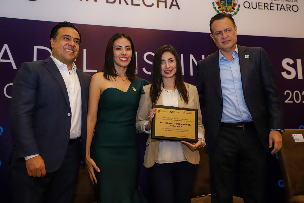 Acude Luis Nava a la entrega del distintivo estatal “Sin Brecha”