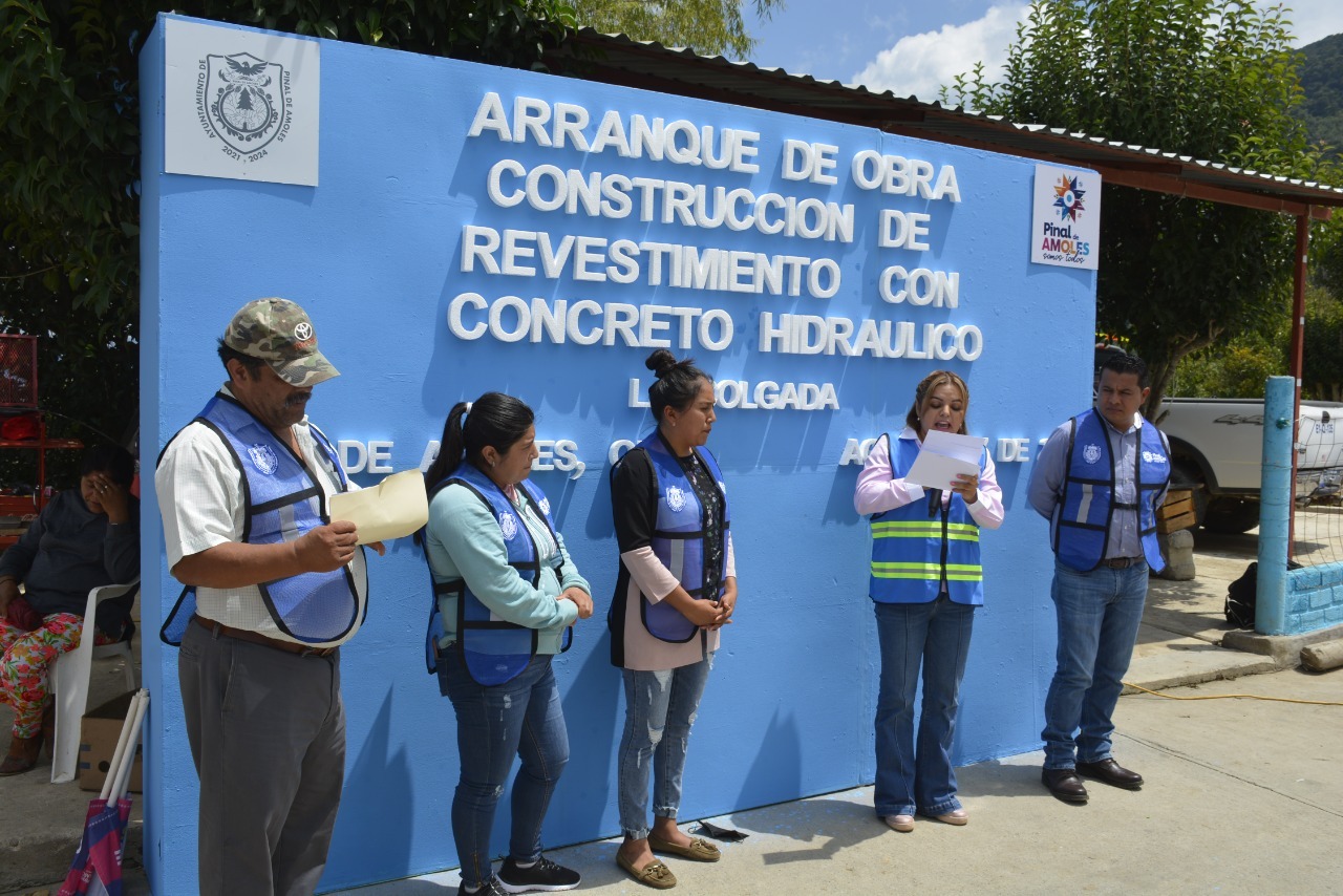 Lupita Ramírez arranca mejoramiento de camino y anuncia luminarias para alumbrado público en La Colgada.