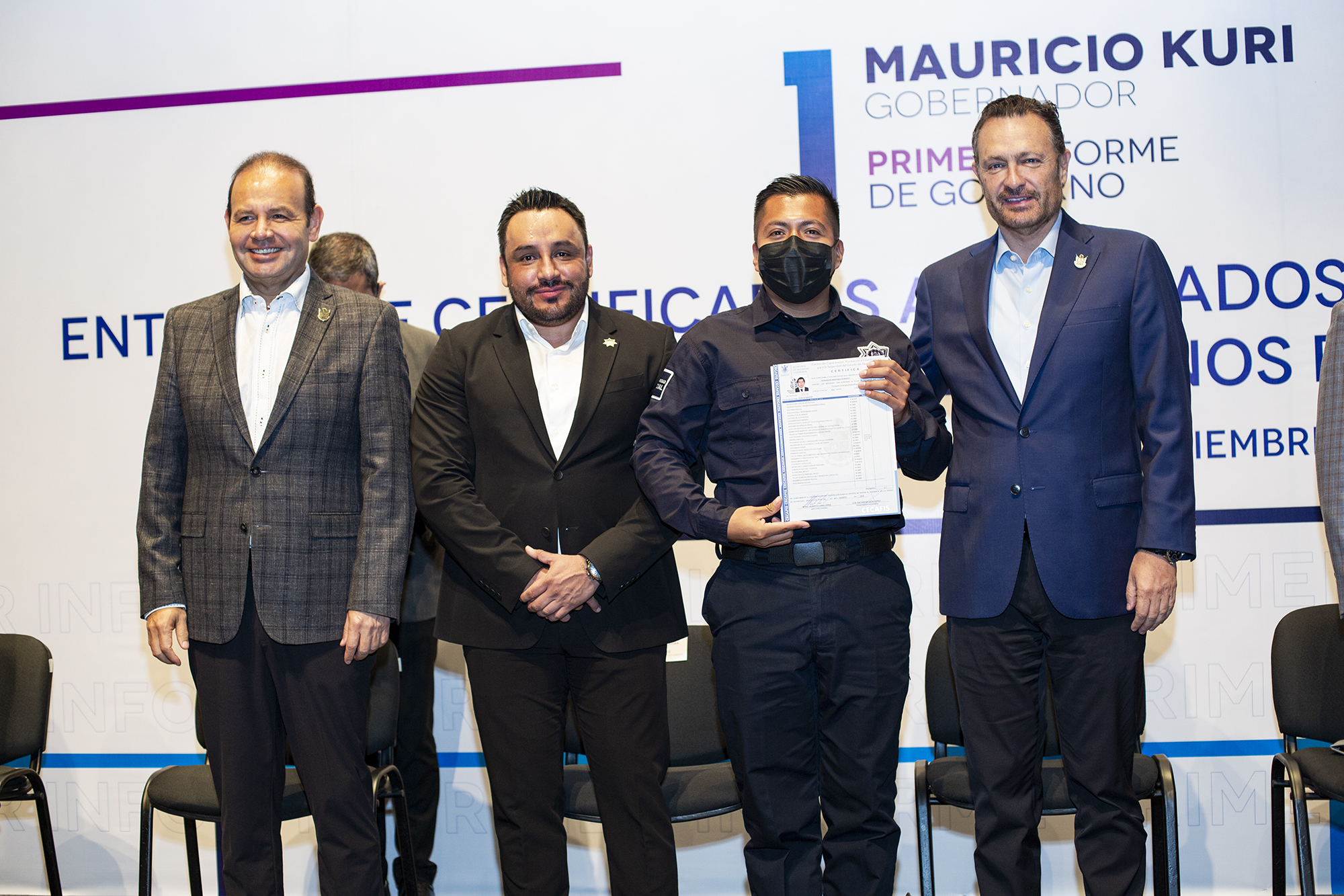 Encabeza Gobernador entrega de certificados de Formación Inicial a policías del estado