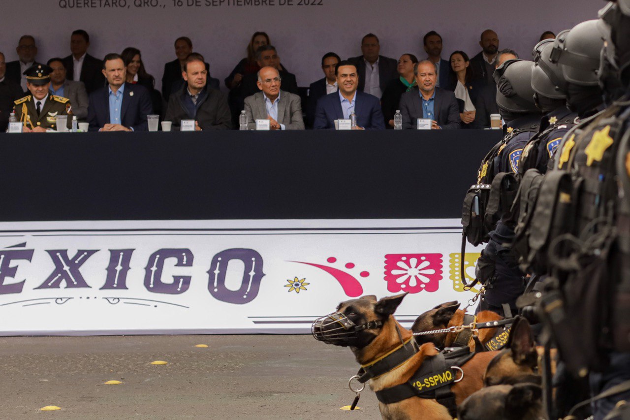 Asiste Luis Nava al desfile por la conmemoración del inicio de la Independencia