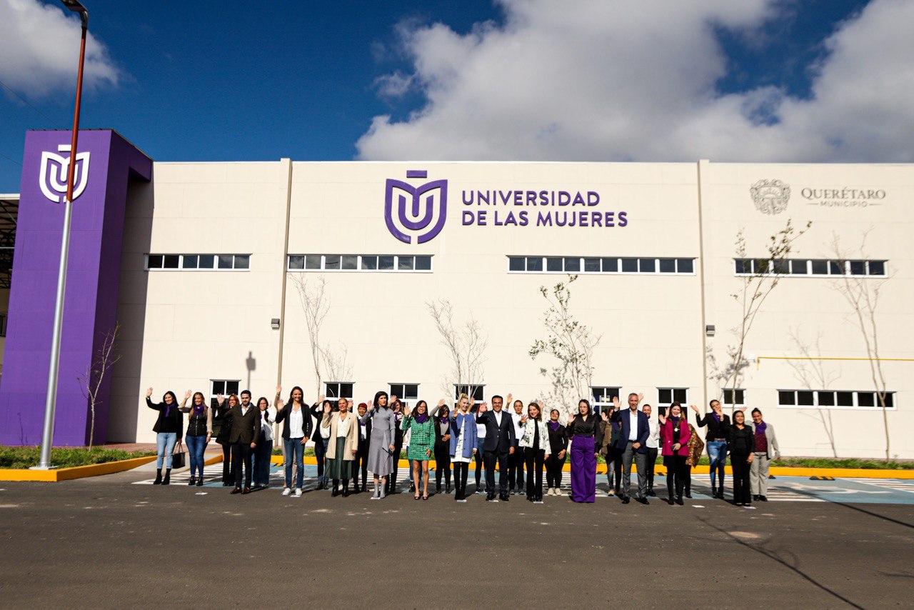 Luis Nava da la bienvenida a mil 200 alumnas de la Universidad de las Mujeres