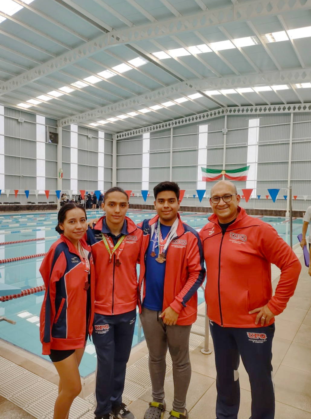 Equipo de natación de la UPQ obtiene 10 medallas en Liga Máster