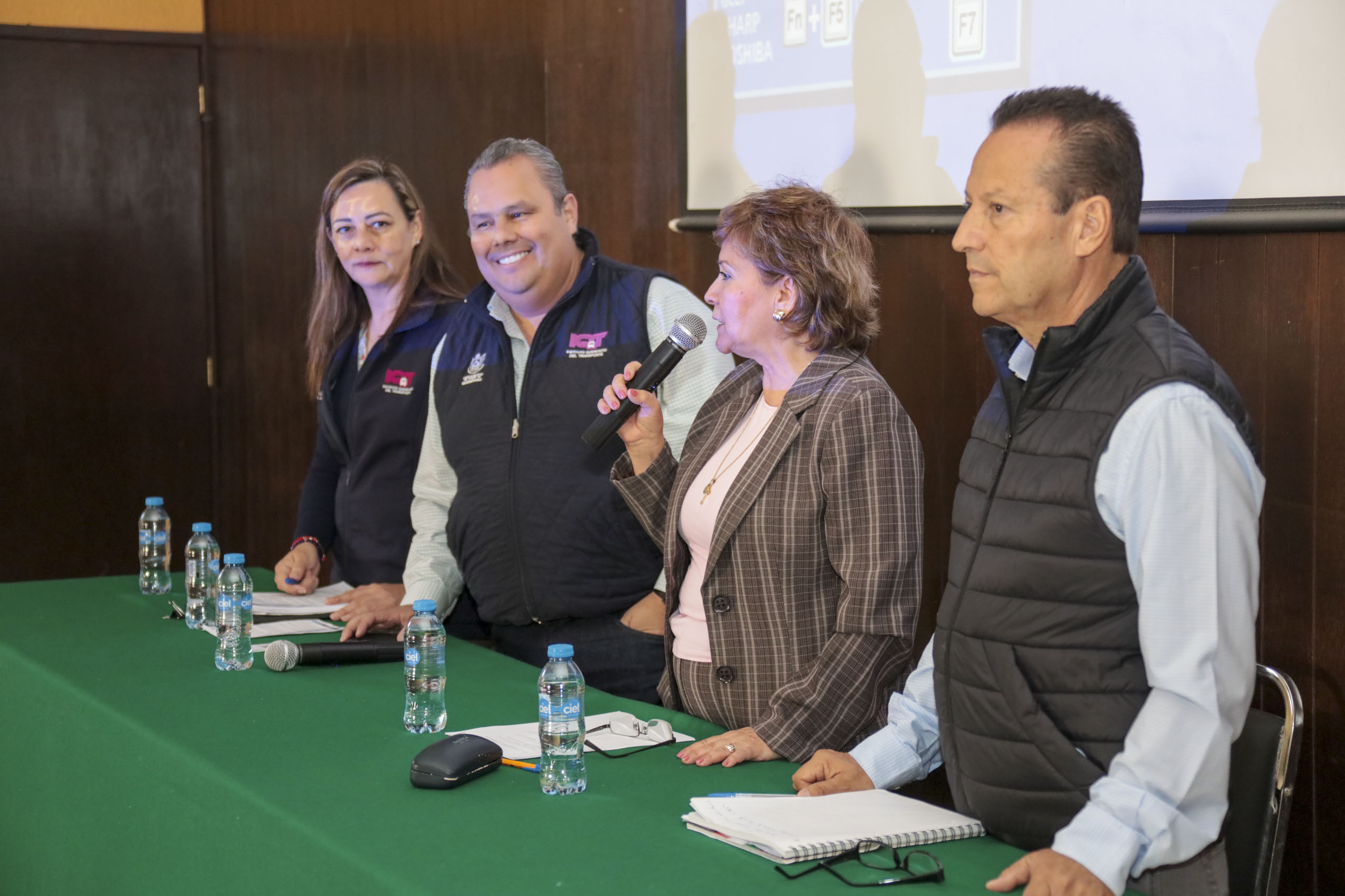 Refrendo digital y descuento del 90% para taxistas del estado: IQT