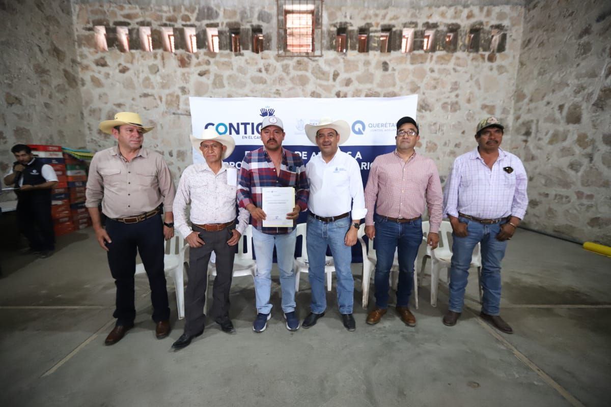 Entrega SEDEA apoyos a productores de La Valla en San Juan del Río