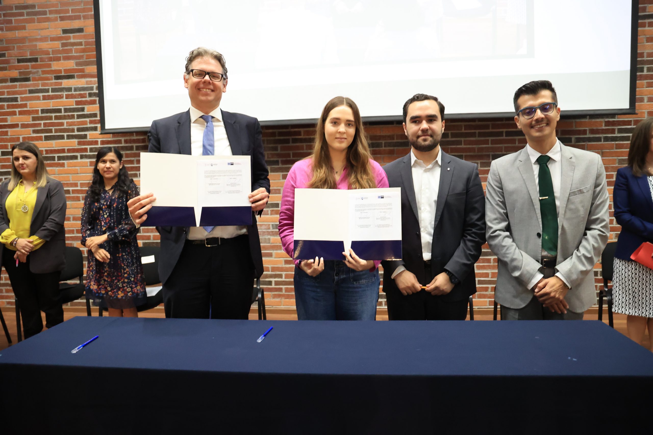 Firman SEJUVE y CAMEXA proyecto de colaboración