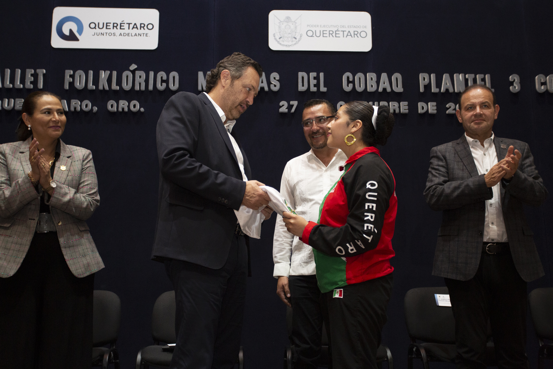 Abandera Gobernador al Ballet Folklórico Mexicas del COBAQ