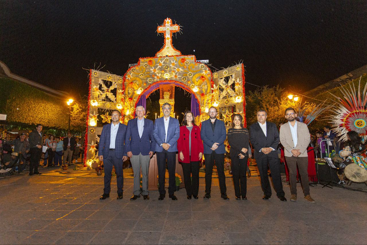 Inauguran autoridades Altar de Muertos