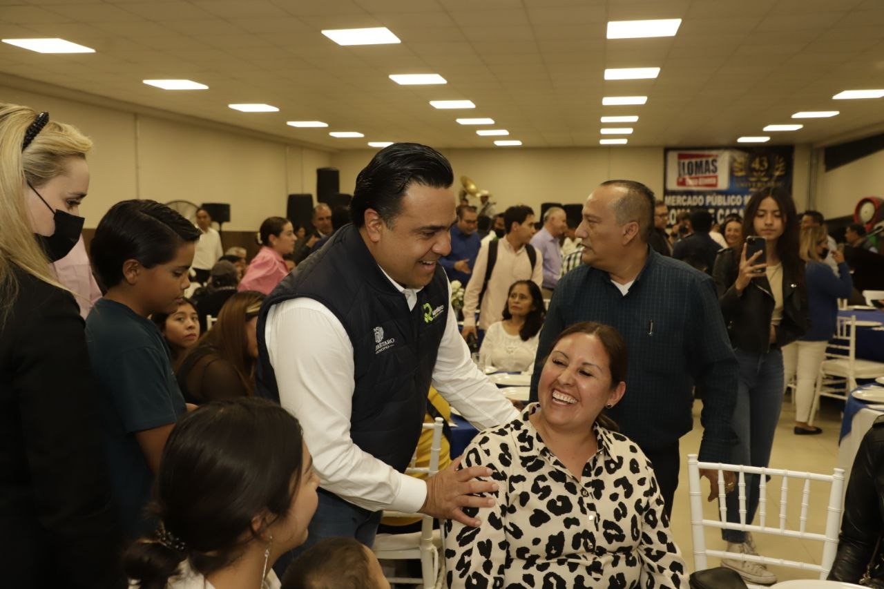 Asiste Luis Nava al aniversario del Mercado Municipal de Lomas de Casa Blanca