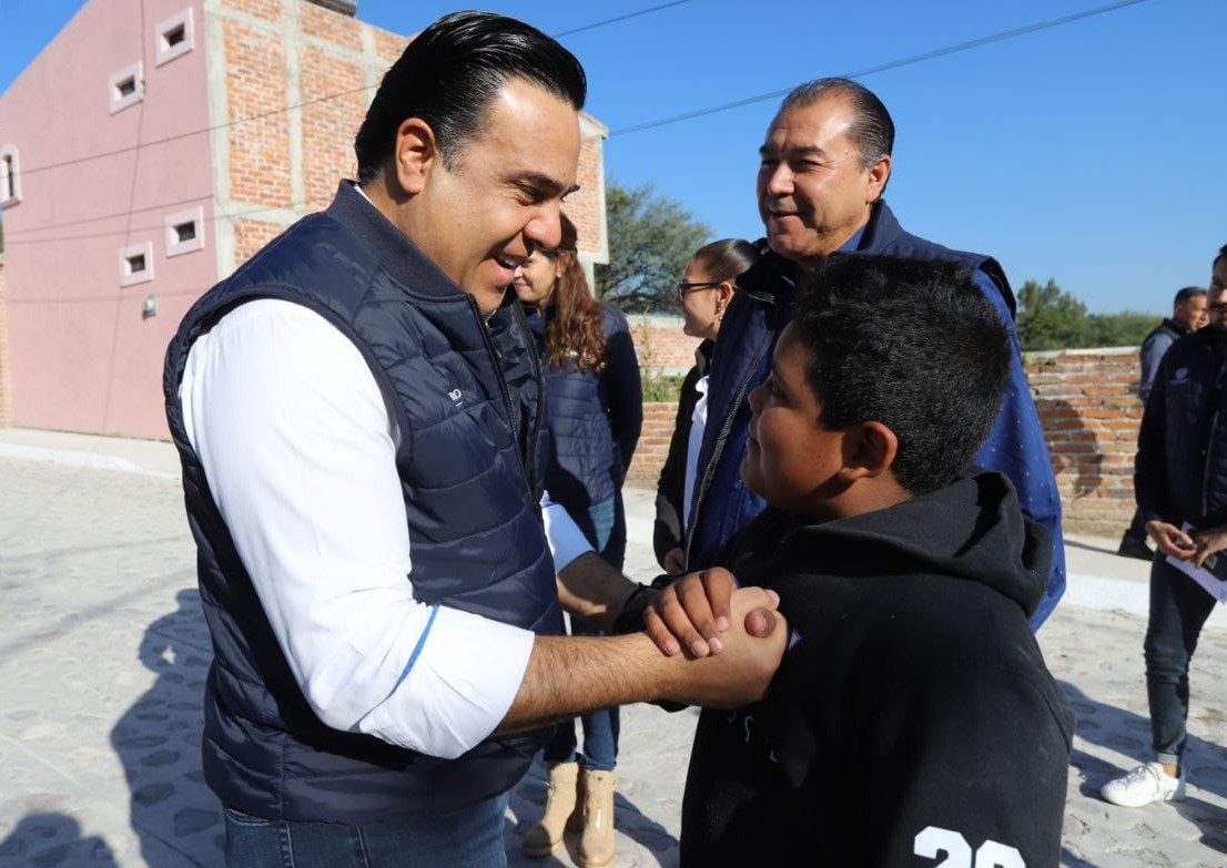 Entrega Luis Nava obra social en Tlacote el Bajo