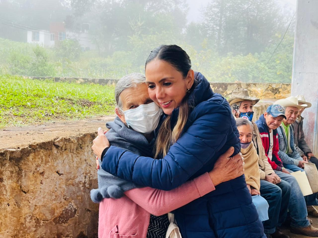 Selene Salazar visita a los adultos mayores de la comunidad de Soledad de Guadalupe, Jalpan de Serra