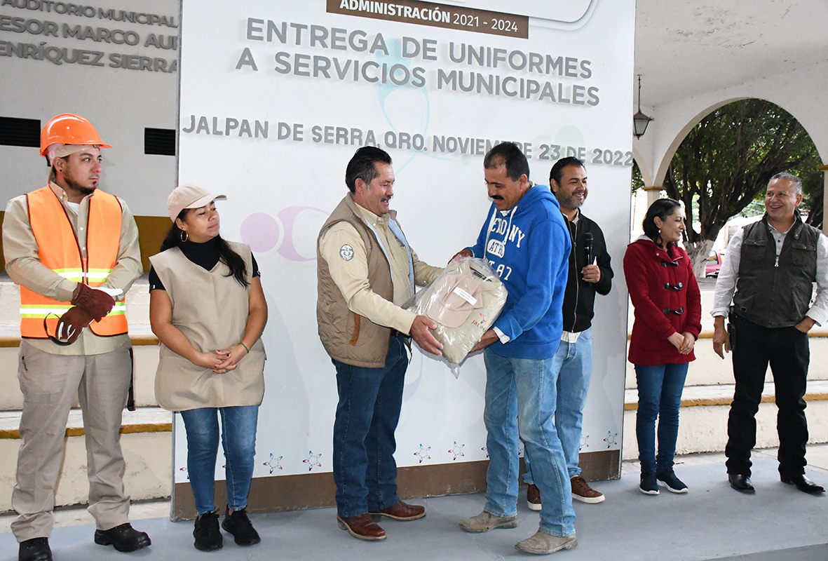 Efraín Muñoz Cosme Entregó Nuevos Uniformes a Personal de Servicios Municipales