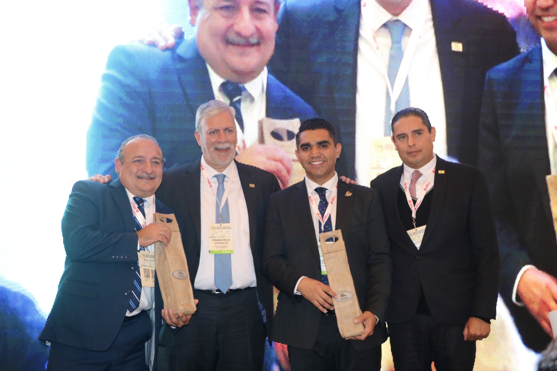 Participa UPQ en Congreso Internacional de la Industria Automotriz