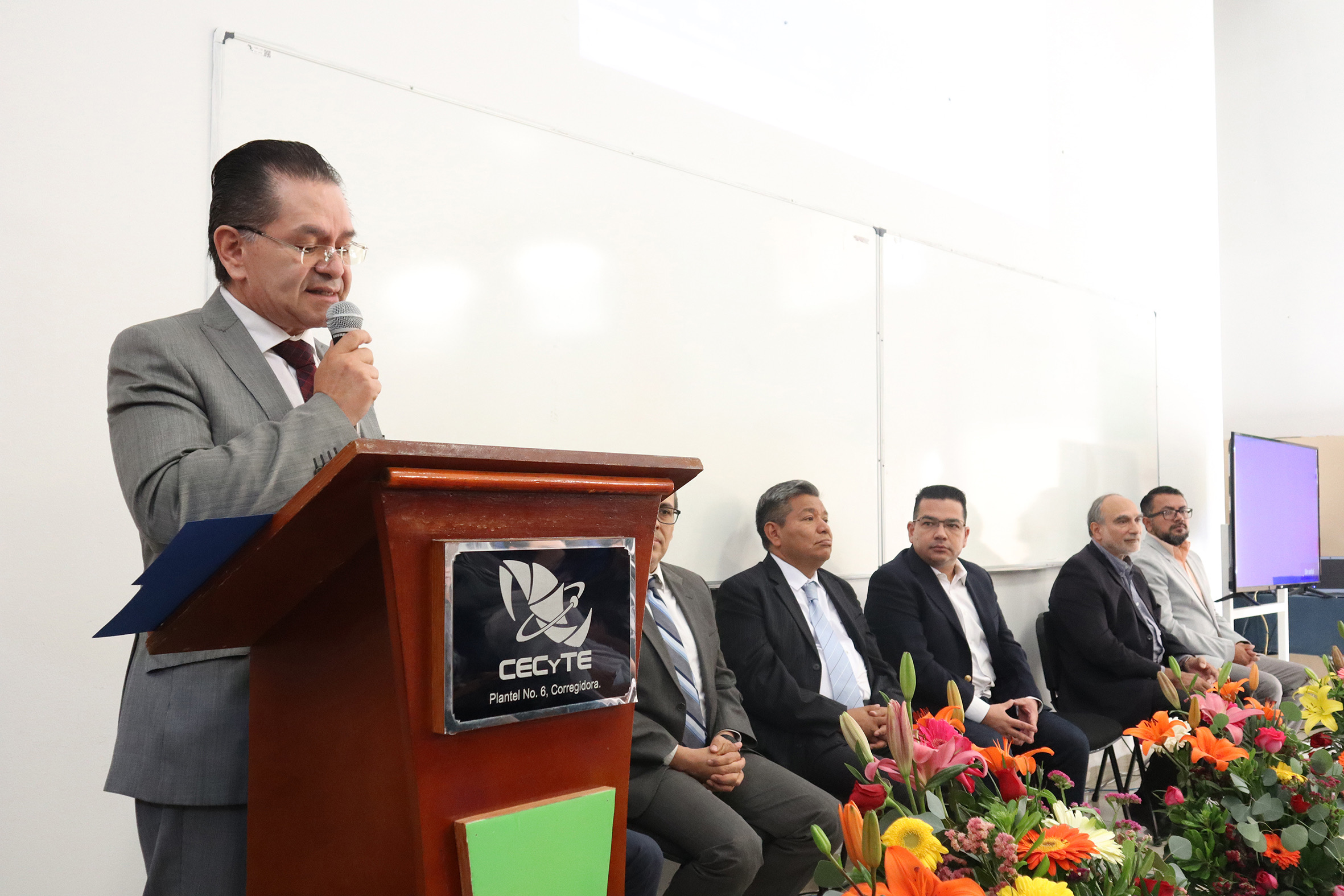Fortalecen competencias tecnológicas en CECyTEQ