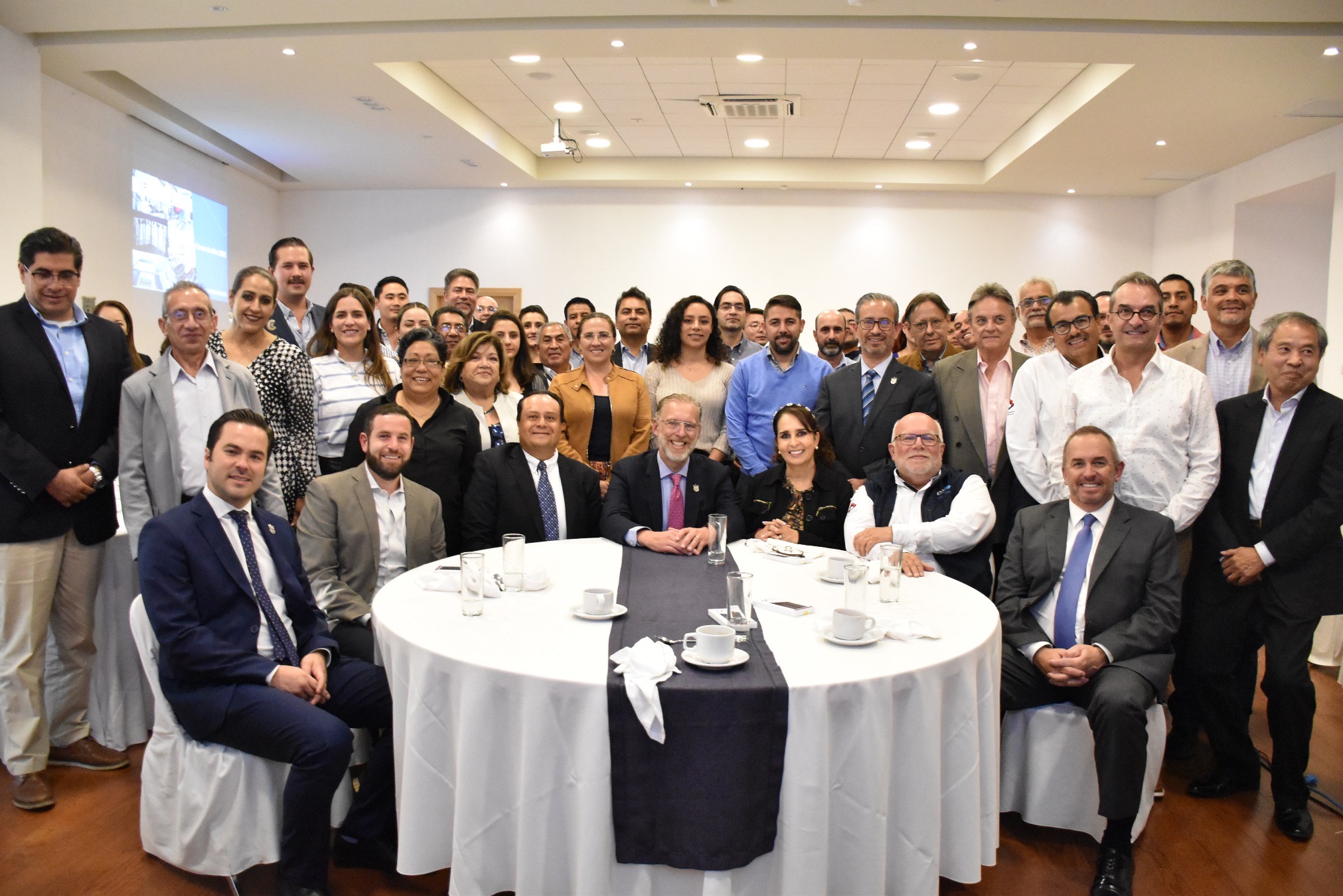 Titular de SEDESU presenta perspectivas económicas ante Clúster de Plásticos