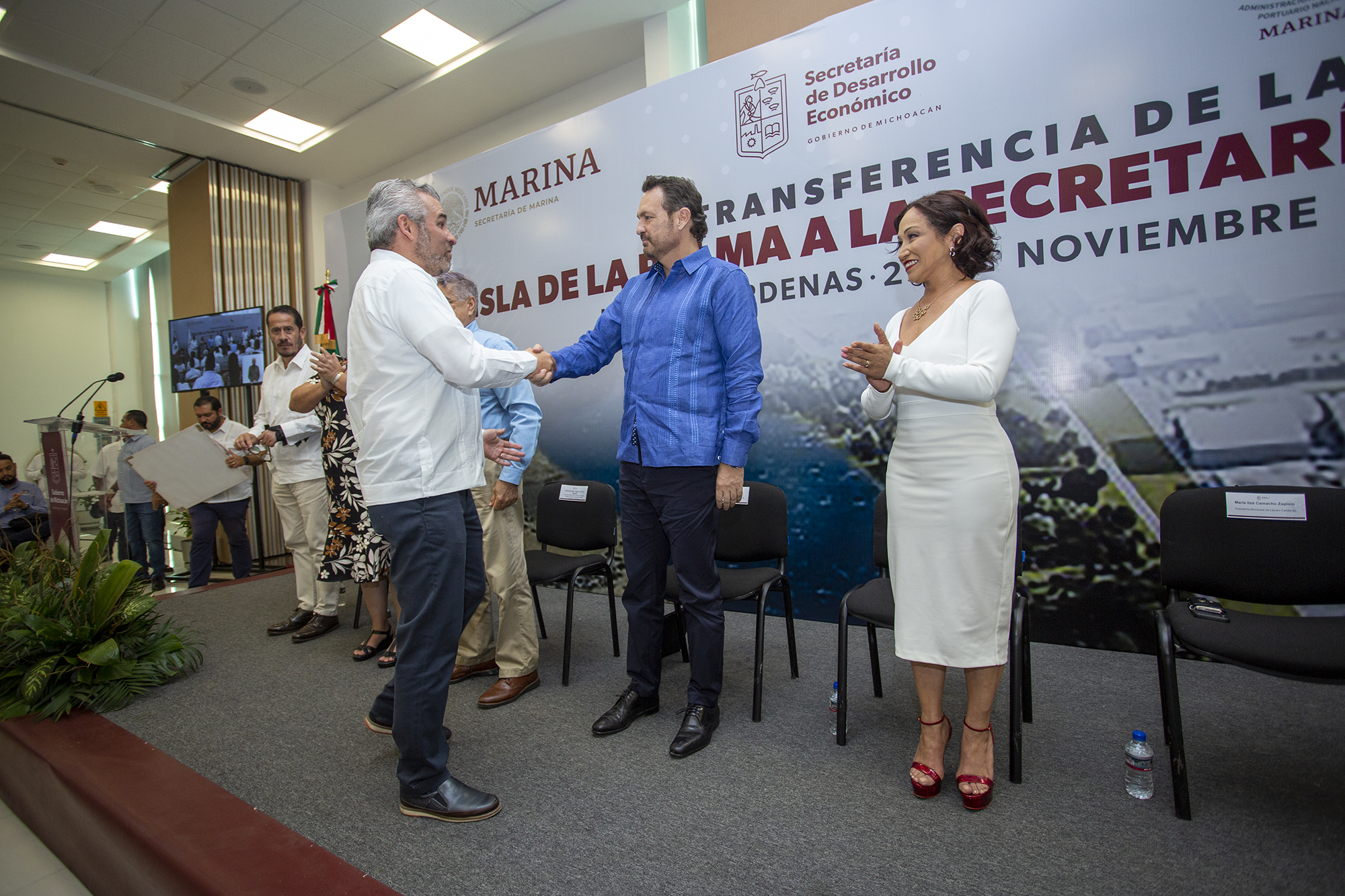Atestigua Gobernador convenio de transferencia de la Isla de la Palma a la Secretaría de la Marina en Lázaro Cárdenas