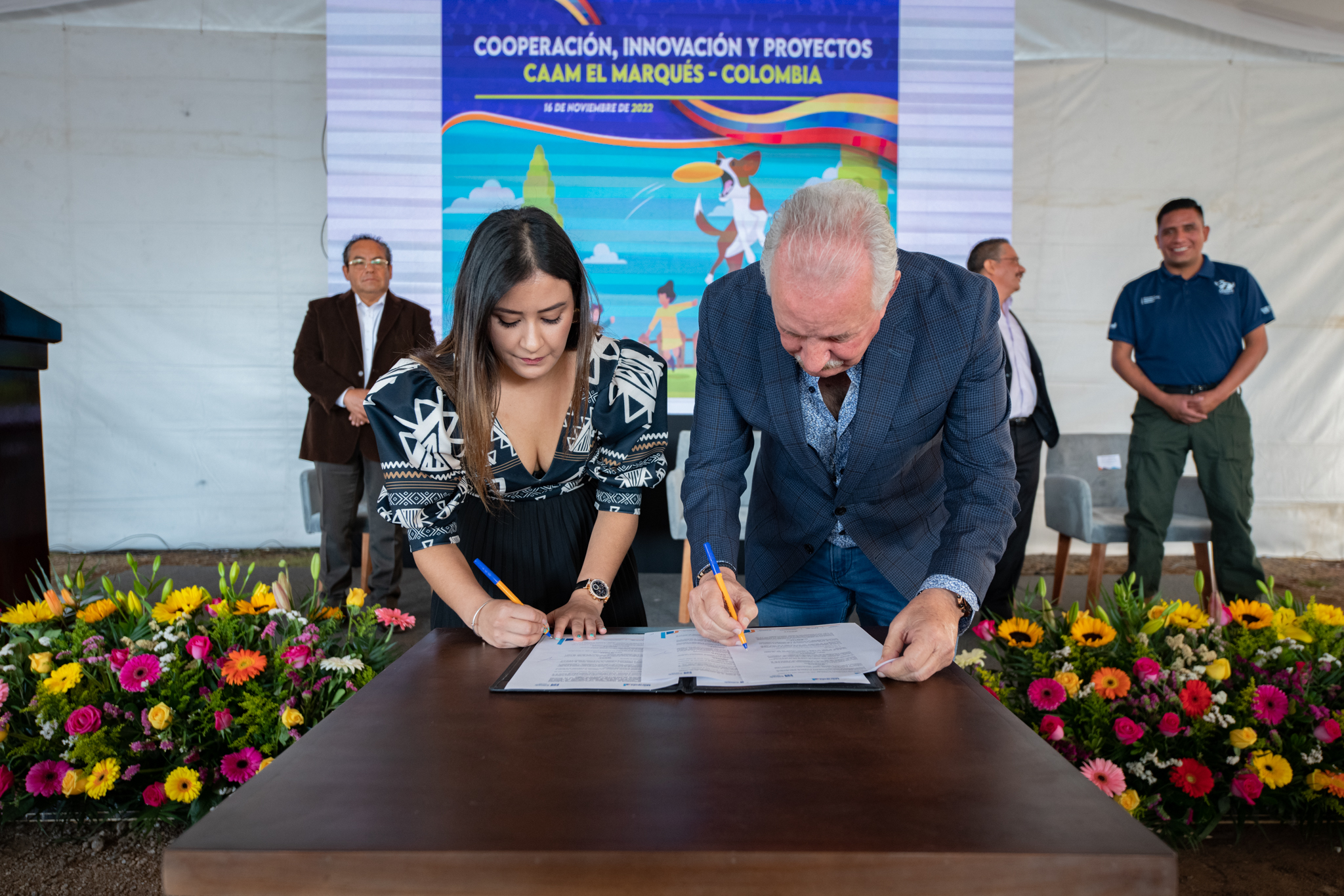 Enrique Vega Carriles encabezó la firma de convenio de colaboración entre El Marqués y Bogotá, Colombia, en favor del bienestar animal.