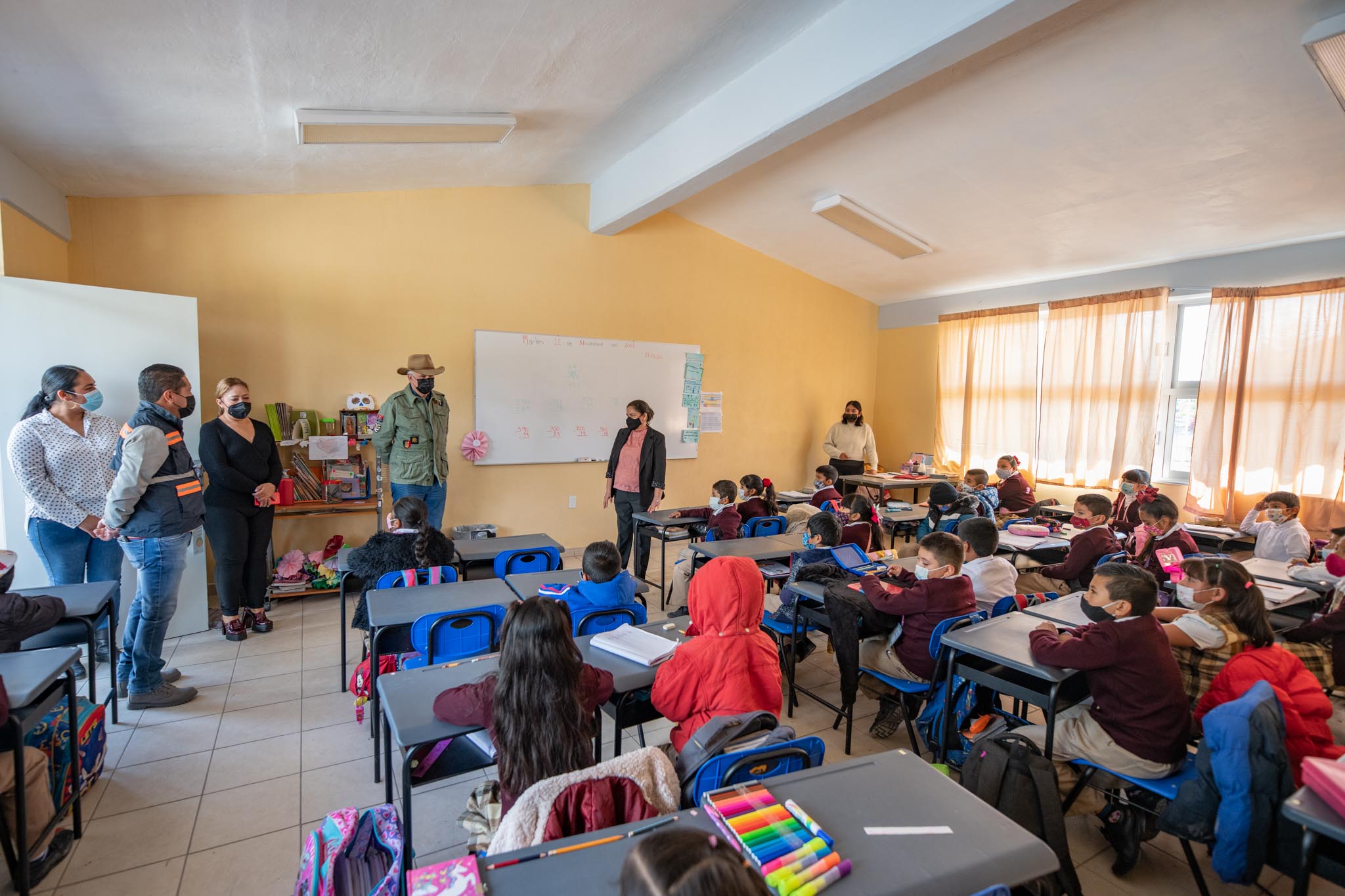 Entrega Enrique Vega obra educativa y social en tres localidades de El Marqués
