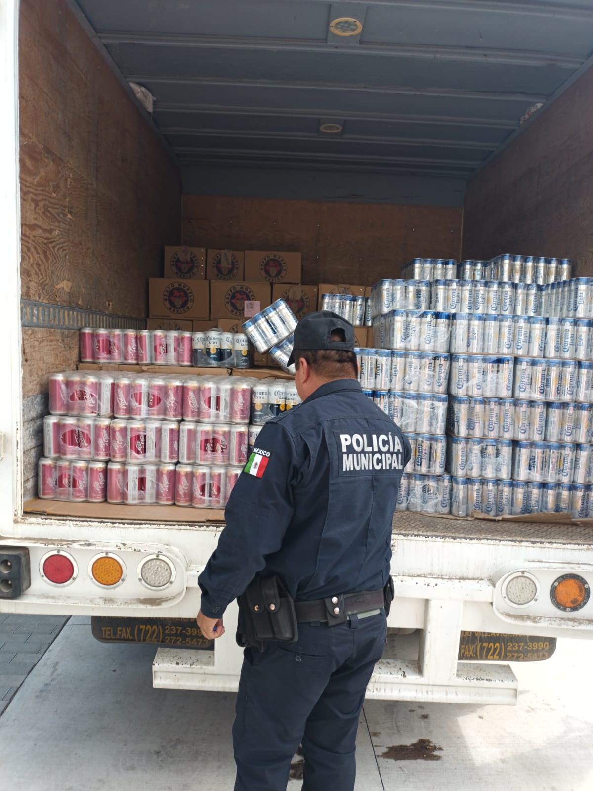 Policías de Landa de Matamoros aseguran a masculino que trasladaba alcohol de manera ilegal.