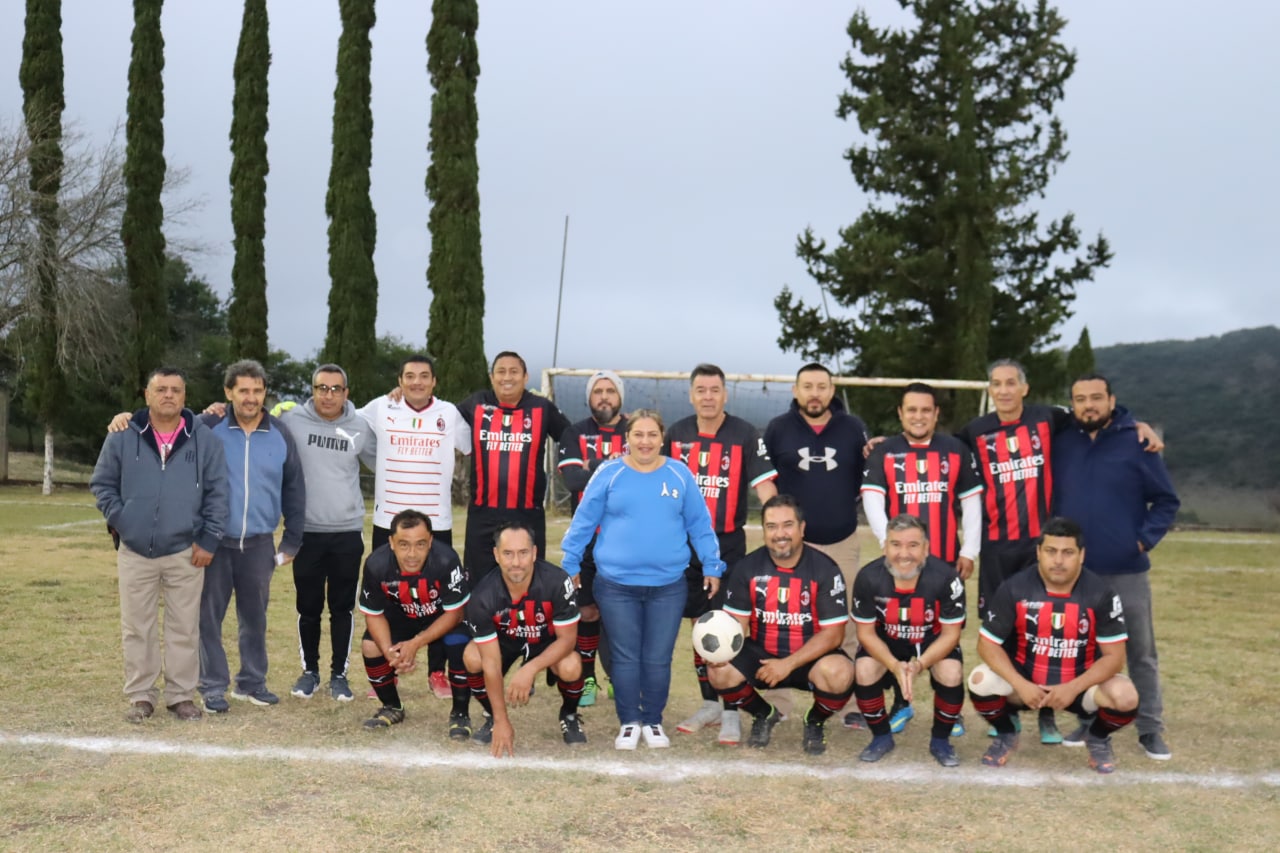 Marina Ponce entrega uniformes al equipo de veteranos de Landa.