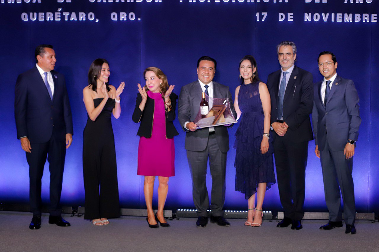 Luis Nava es galardonado como Profesionista del Año por la FECAPEQ