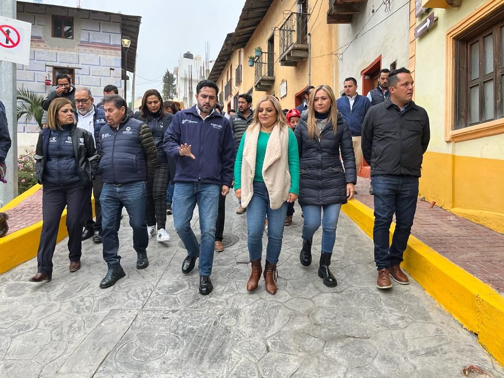 Agustín Dorantes y Lupita Ramírez realizan entrega de Obras Sociales en Pinal de Amoles.