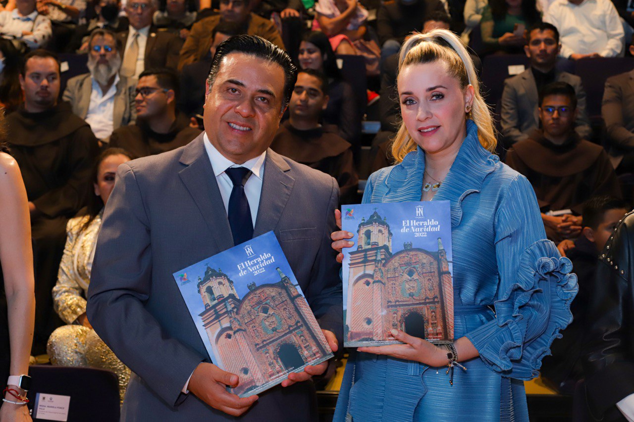 Acuden Luis Nava y Arahí Domínguez a la presentación del Heraldo de Navidad 2022