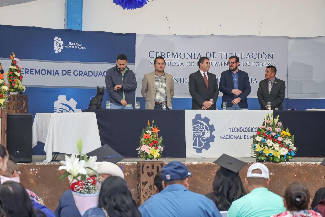 El Presidente del SMDIF de Pinal de Amoles acude como invitado de honor a la Ceremonia de titulación del TecNM.