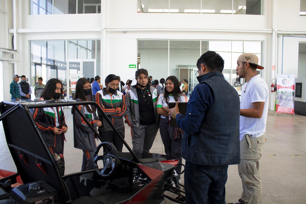 Participan más de 300 estudiantes de bachillerato en el Día UP