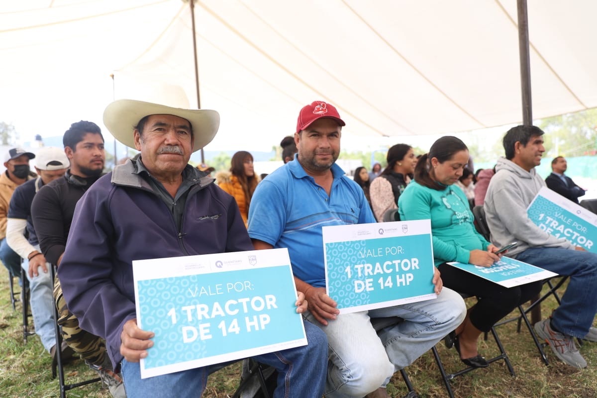 Entrega SEDEA tractores a productores de Huimilpan