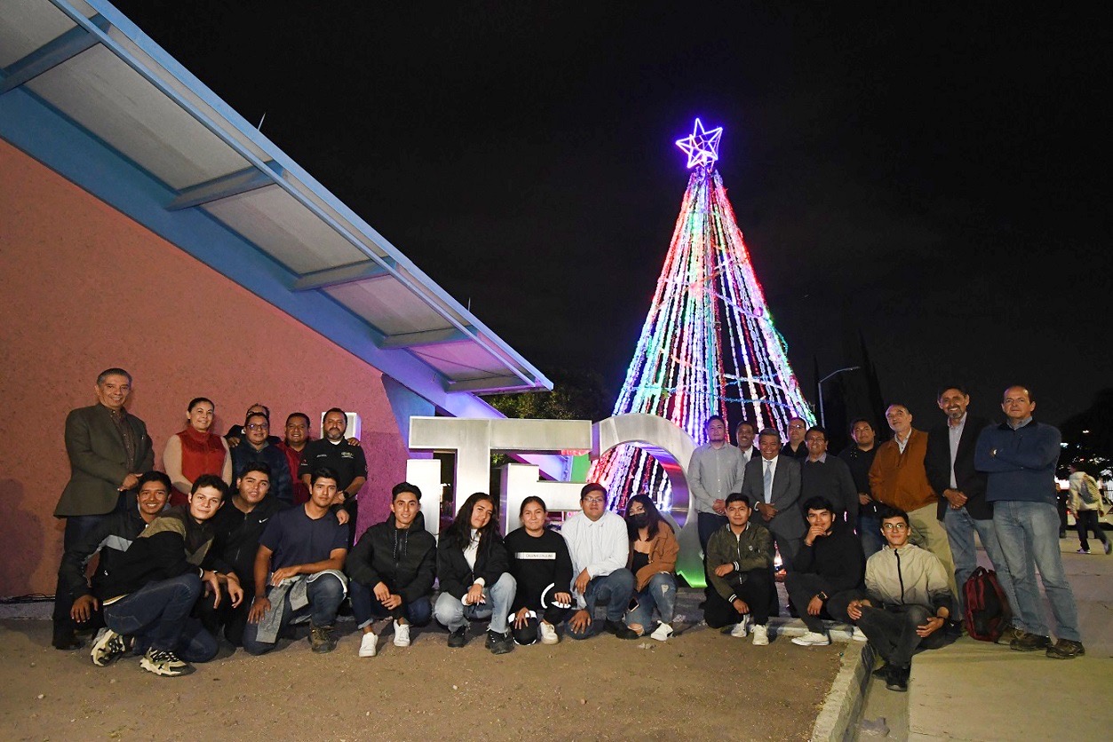 UTEQ enciende árbol de Navidad con tecnología LED y Arduino