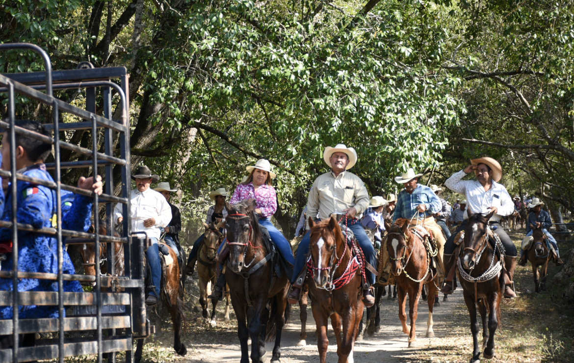 Comienzan fiestas decembrinas con cabalgata, en Saucillo, Jalpan de Serra, Qro.
