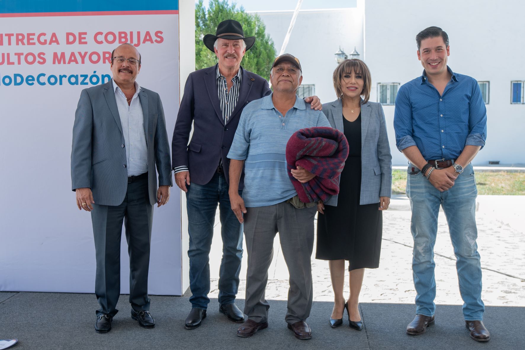 Enrique Vega da inicio a «Abrigando un Corazón», para entregar 5 mil cobijas.