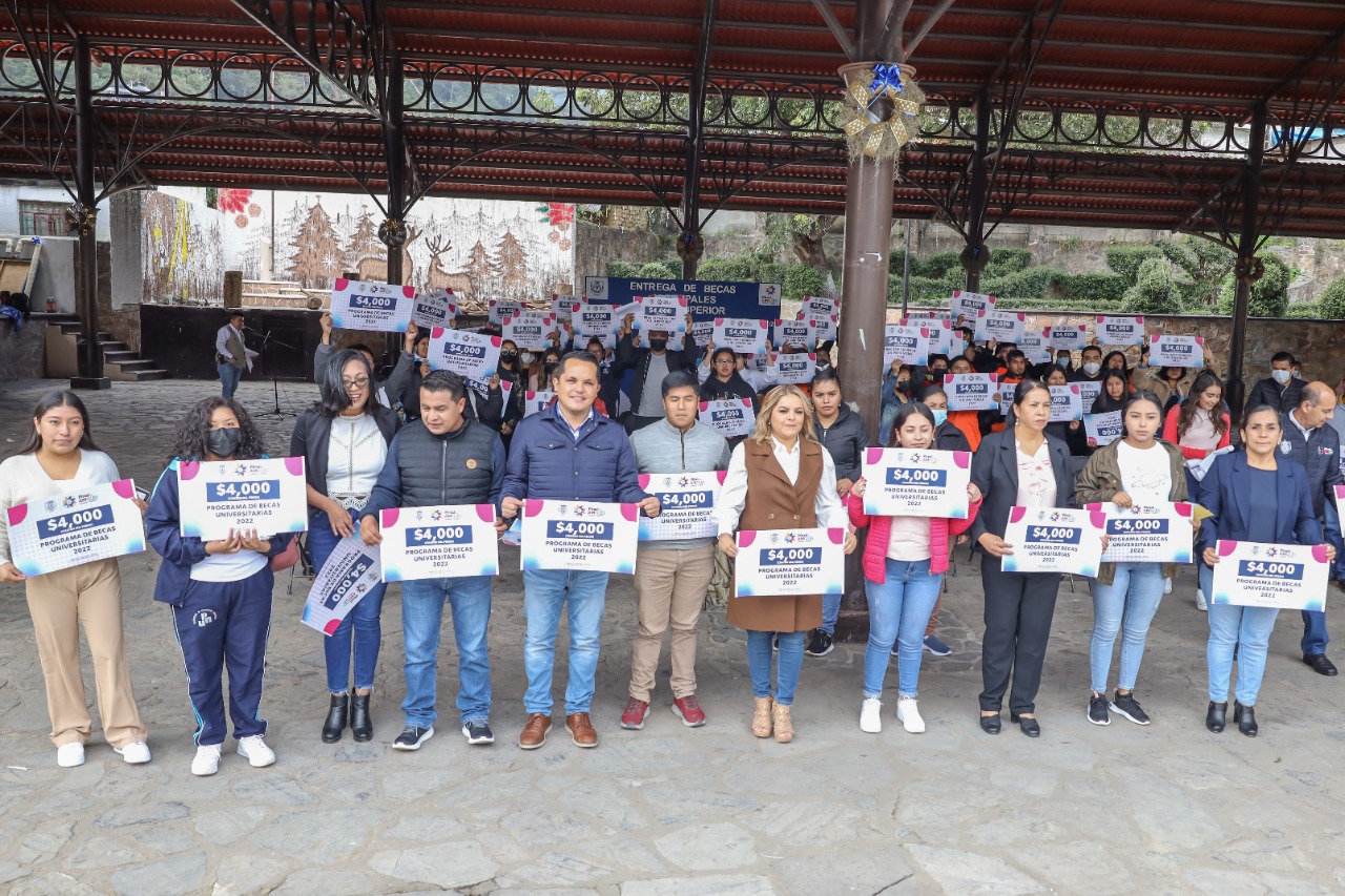 Lupita Ramírez realiza entrega de Becas Municipales Universitarias a estudiantes pinalenses.