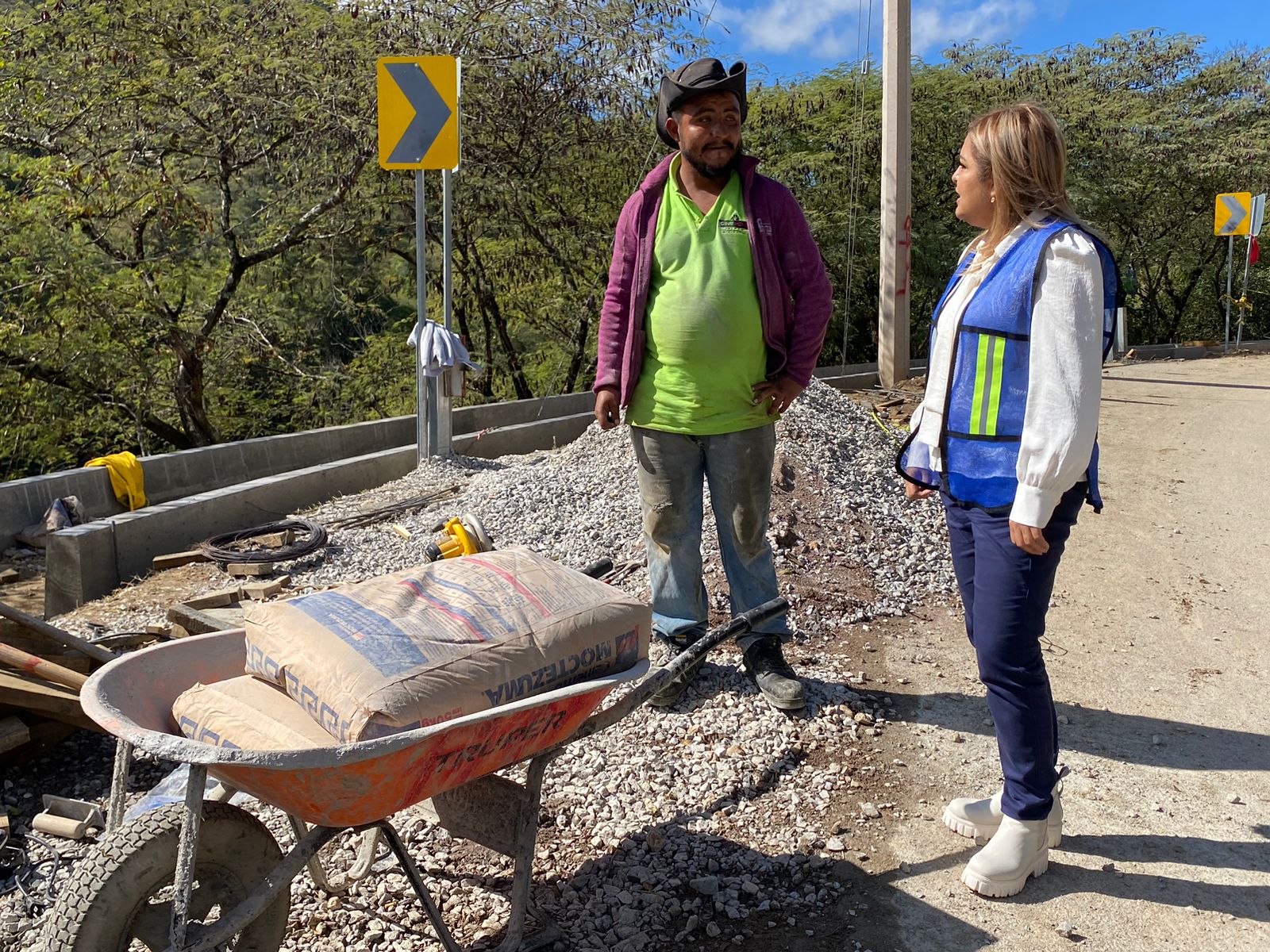 Lupita Ramírez Plaza realiza supervisión de obra del andador peatonal en Ahuacatlán.
