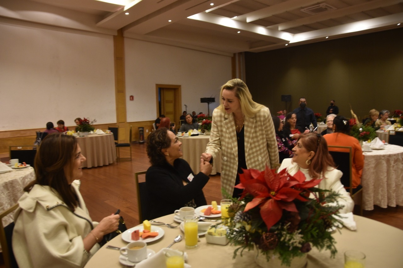 Arahí Domínguez reconoce trabajo de voluntarias queretanas