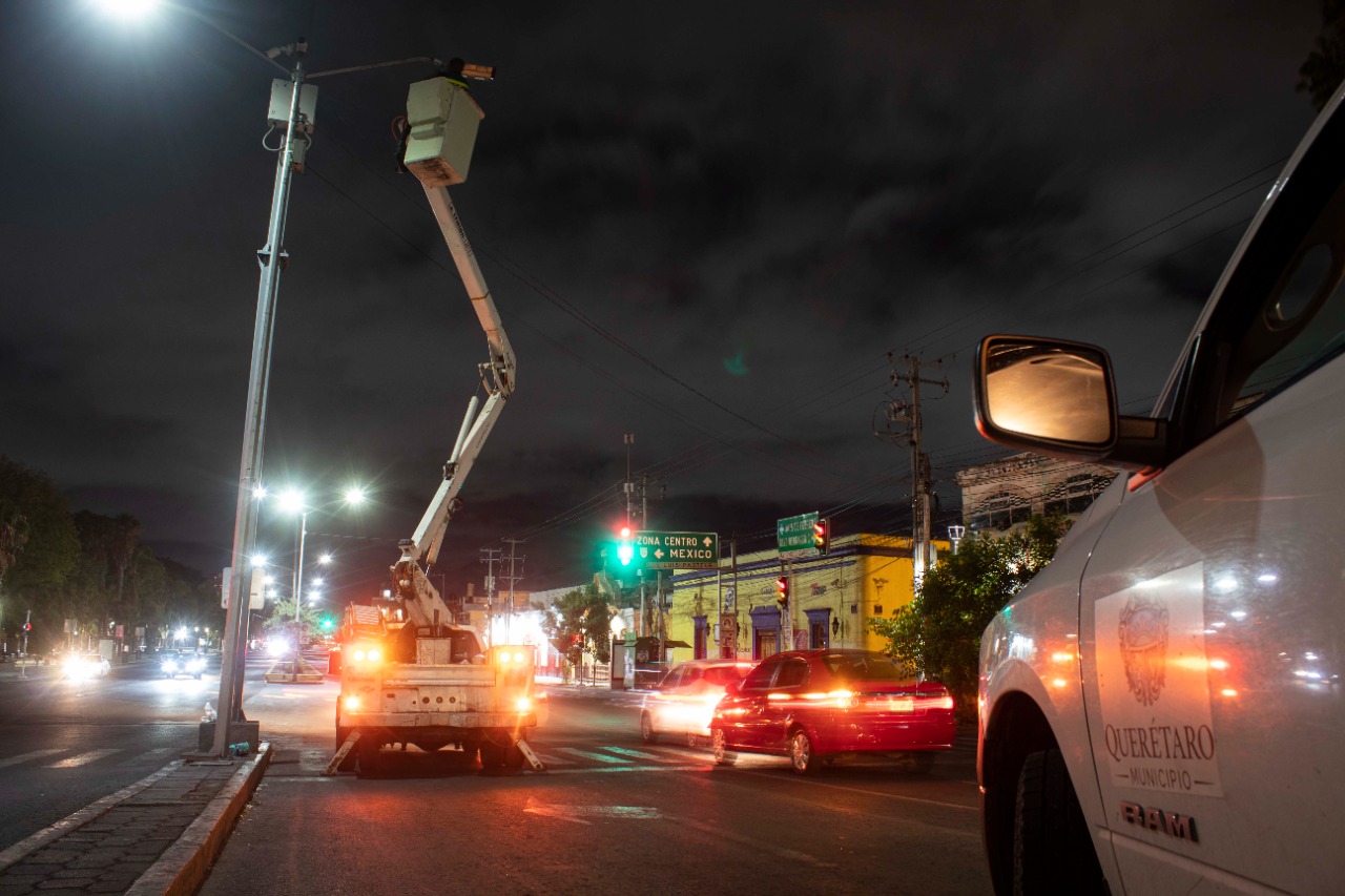 Municipio de Querétaro atiende más de 84 mil luminarias para que las familias transiten con seguridad
