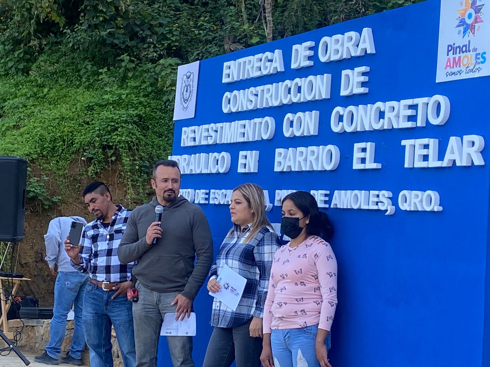 Lupita Ramírez entrega Rampa de concreto en Barrio El Telar. 