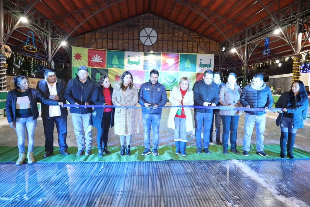 Inauguran Pista de Hielo en Pinal de Amoles.