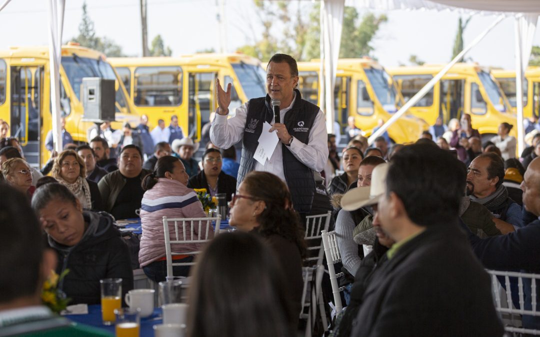 Atestigua Gobernador entrega de unidades del Programa de Transporte Municipal Gratuito en El Marqués
