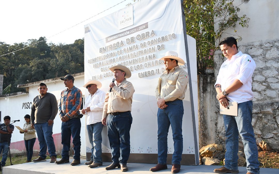 El Presidente de Jalpan Efraín Muñoz Entregó la Construcción de Rampas de Concreto y Otros Apoyos por más de 2MDP