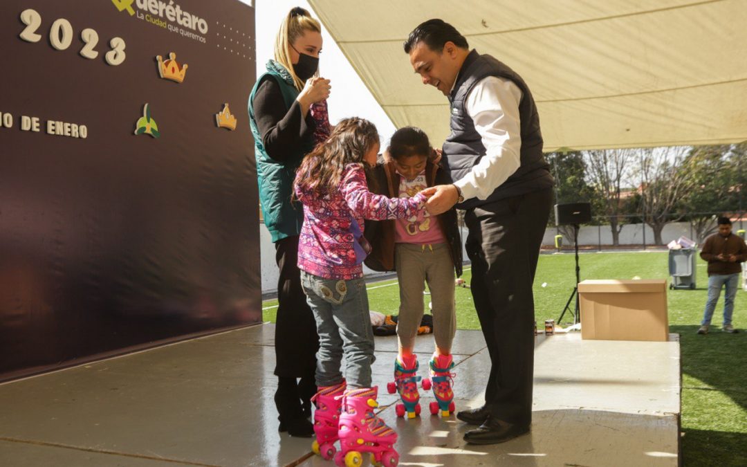 Luis Nava y Arahí Domínguez llevan a los Reyes Magos con niñas y niños de los Centros de Día del DIF Municipal