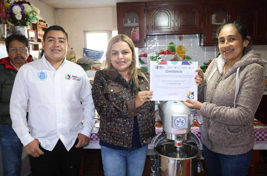 Lupita Ramírez Plaza, entrega equipamiento a mujeres emprendedoras.