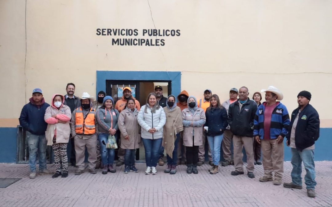 Marina Ponce arranca el día con el equipo de Servicios Públicos Municipales.