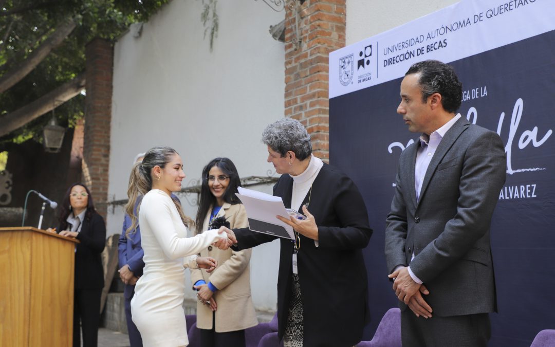Reconoce UAQ a 14 egresados  con la Medalla “José Guadalupe Ramírez Álvarez”